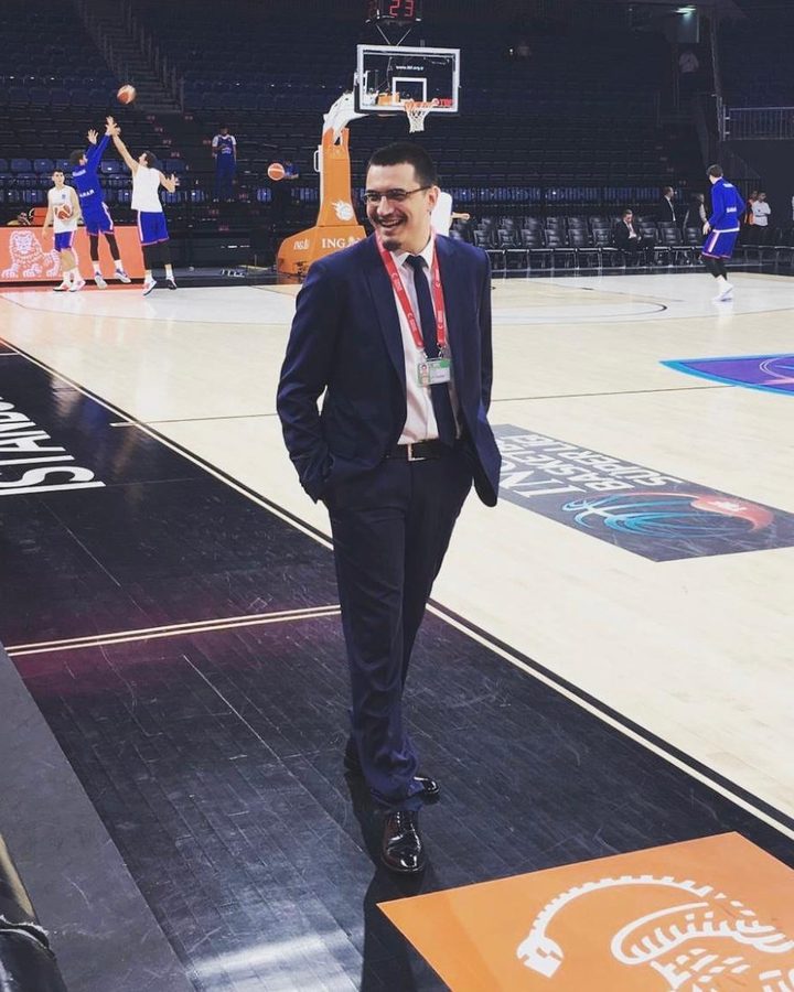 Sinan Kortel courtside before a game